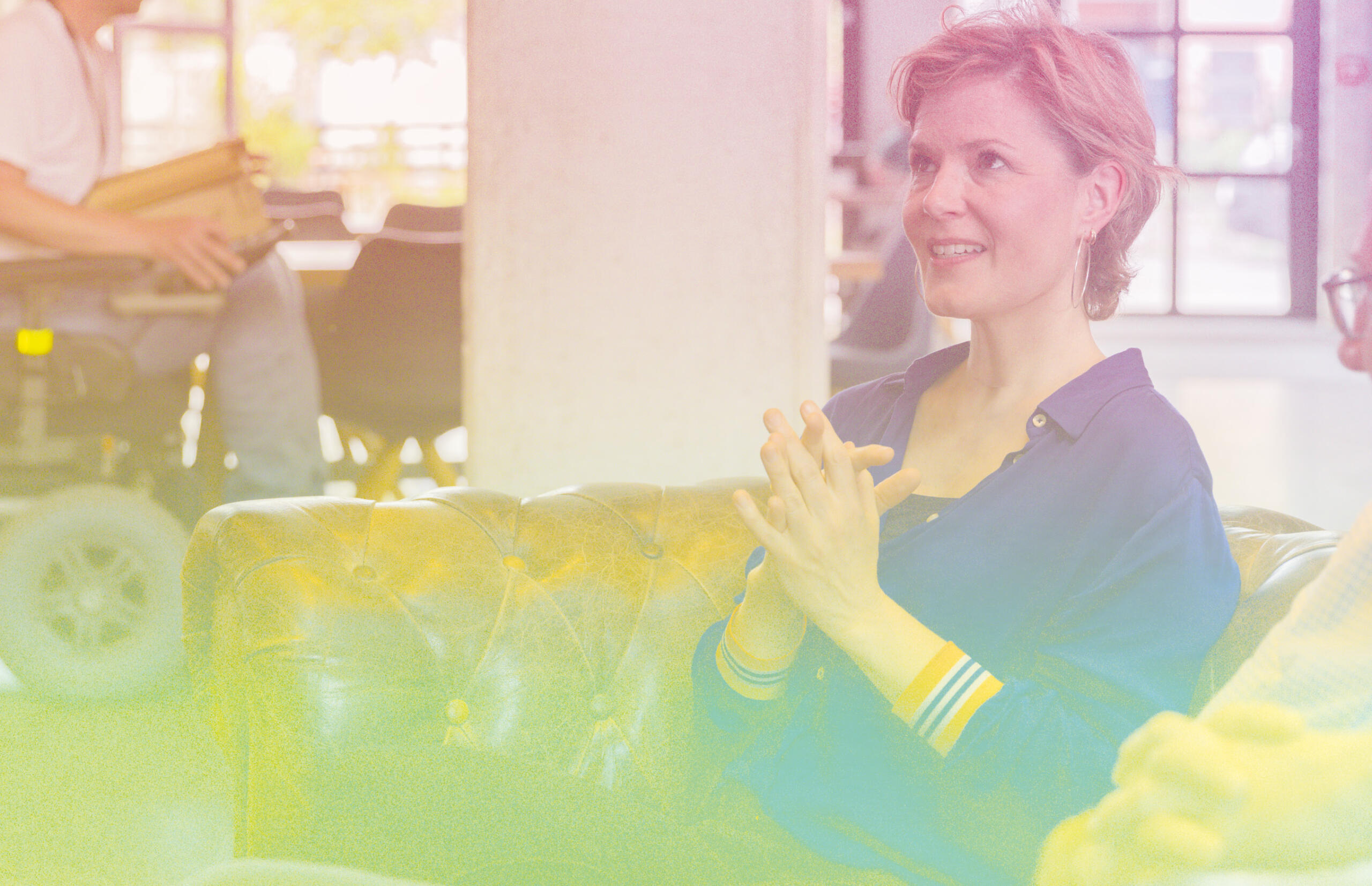 Anne Schoenholtz ist seit 2011 Mitglied des Symphonieorchesters des Bayerischen Rundfunks. Mit dem Geigenspiel begann sie im Alter von vier Jahren. Ihre Leidenschaft für ihren Beruf und die Orchesterarbeit lebt sie nicht nur auf der Bühne, sondern seit 2022 auch vor dem Mikrofon aus. 	Im Orchester-Podcast „Schoenholtz“ ermöglicht sie den Zuhörenden spannende Einblicke in das Innenleben des BRSO und durch Gast-Musiker abwechslungsreiche Ausflüge in die Welt der klassischen Musik.