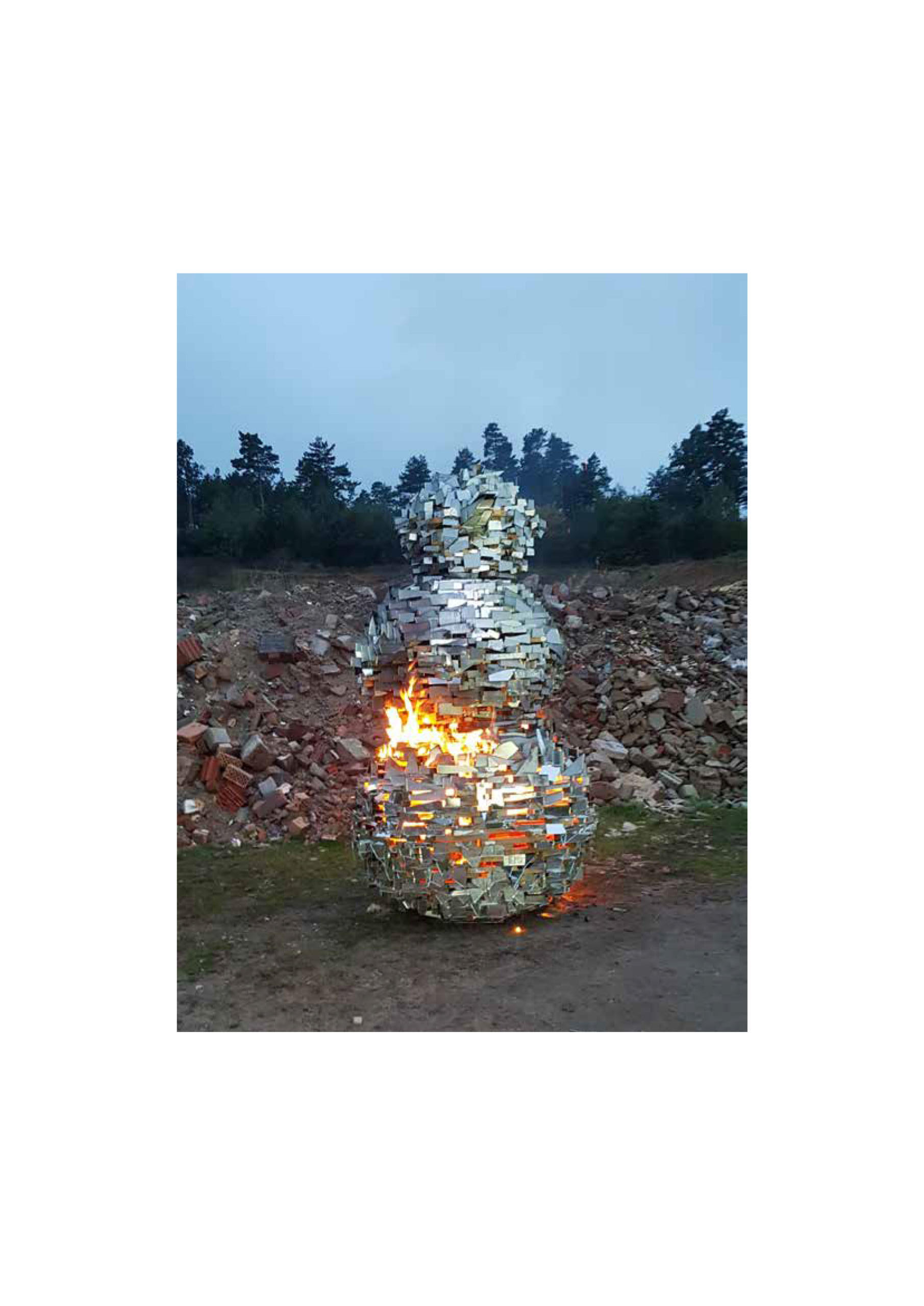 Burning SNOWman, Kiesgrube, 2024, Dachlatten, Spiegelsplitter und Feuer