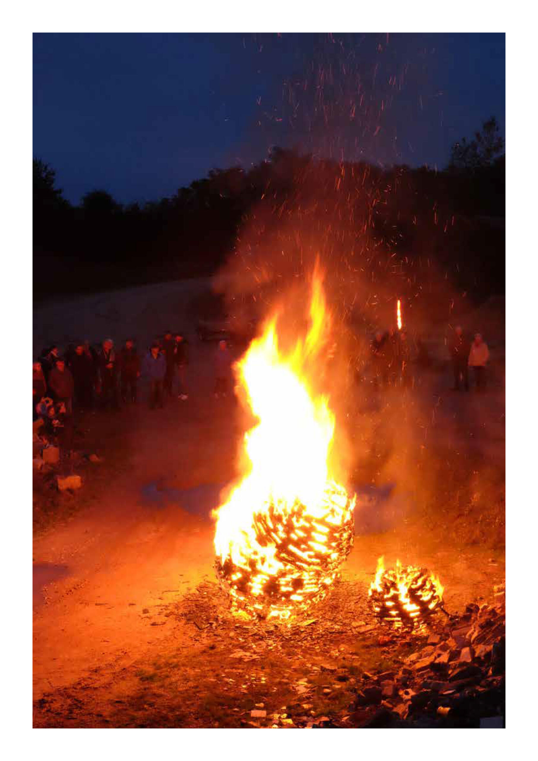 Burning SNOWman, Kiesgrube, 2024, Dachlatten, Spiegelsplitter und Feuer