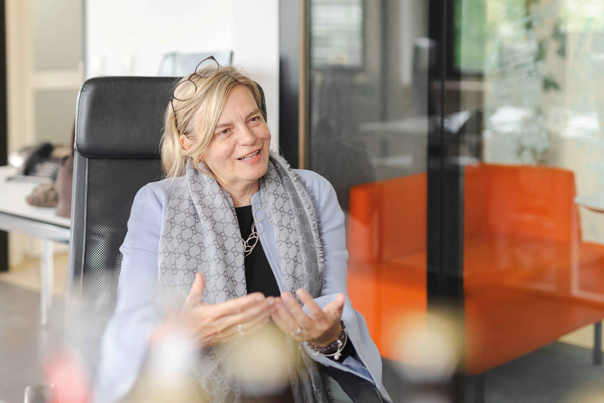 Angelika Huber-Straßer ist Managing Partner und Regionalvorständin Süd der KPMG AG. Mitte 2023 eröffnete die Wirtschaftsprüfungsgesellschaft im Werksviertel im OPTINEO ihren neuen München-Standort für rund 1800 Mitarbeitende mit viel Raum für Kollaboration, Inspiration und Begegnung mit Kolleginnen und Mandanten.