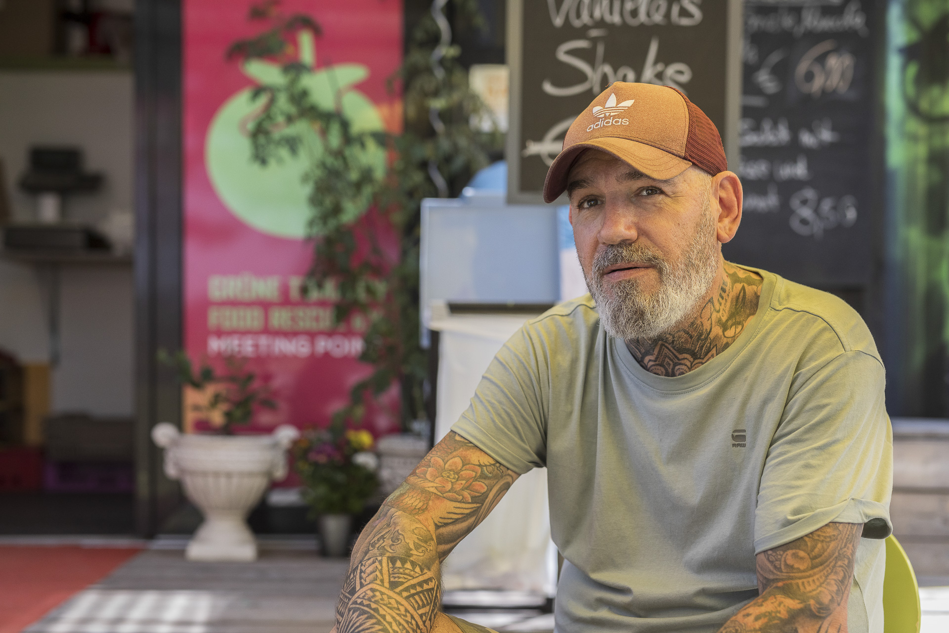 Früher hat Harry Gruber die Nächte im Viertel durchgefeiert, heute rettet er an selber Stelle Lebensmittel
