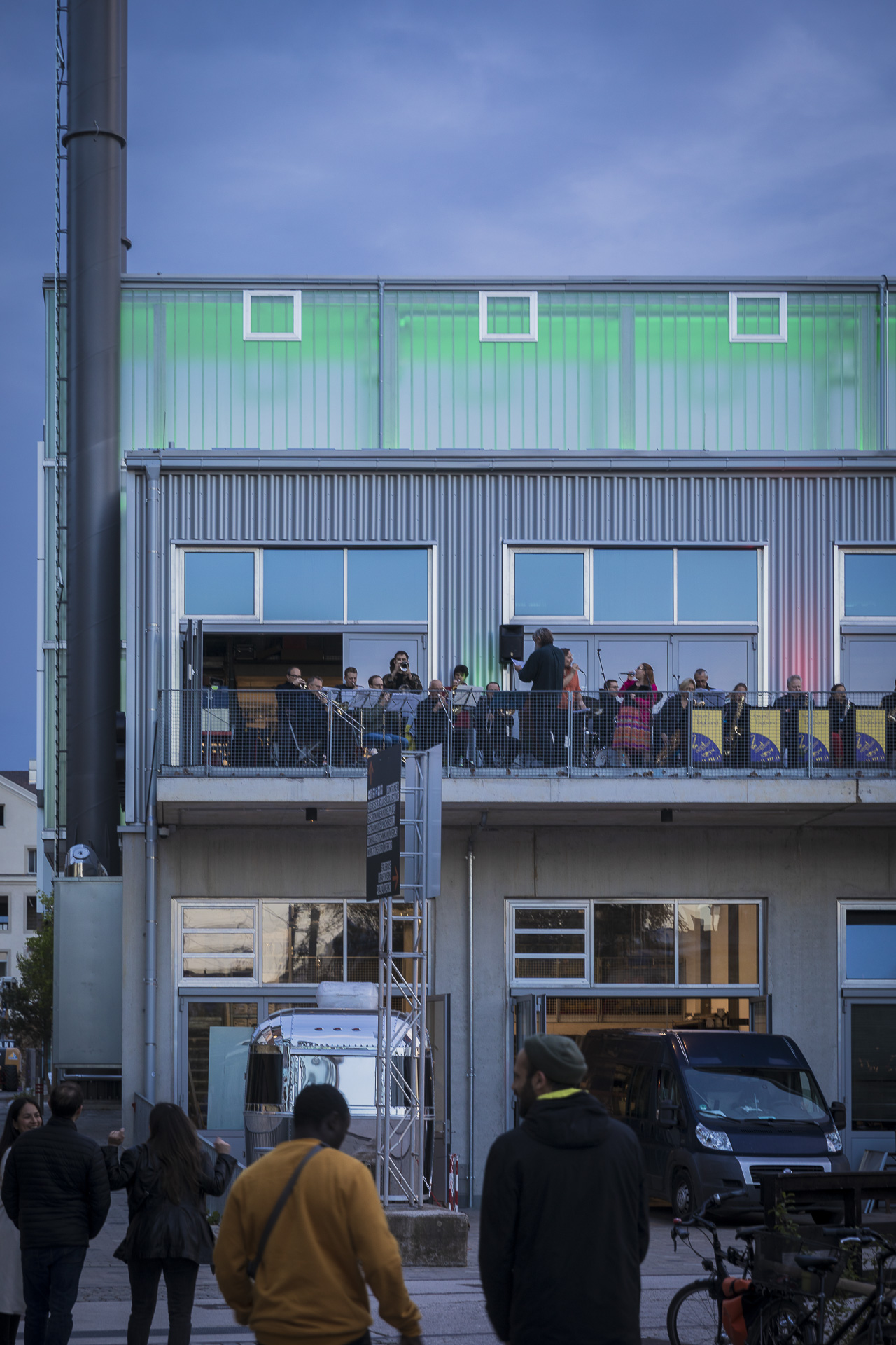 Wenn ein Balkon zur Bühne wird: Die von Niedermair veranstalten Balkonkonzerte bringen Kultur auf unkonventionelle Art ins Werksviertel